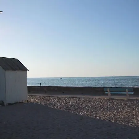 Appartement F2 Et Jardinet Face Et Acces Direct *