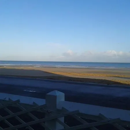 F2 Et Jardinet Face Et Acces Direct