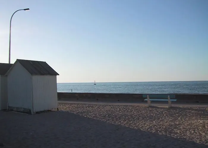 Appartement F2 Et Jardinet Face Et Acces Direct *